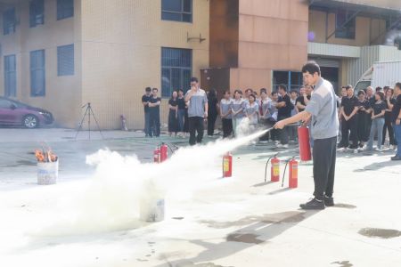 傲群刷業(yè)消防實(shí)戰(zhàn)演練：安全基因筑牢智造根基