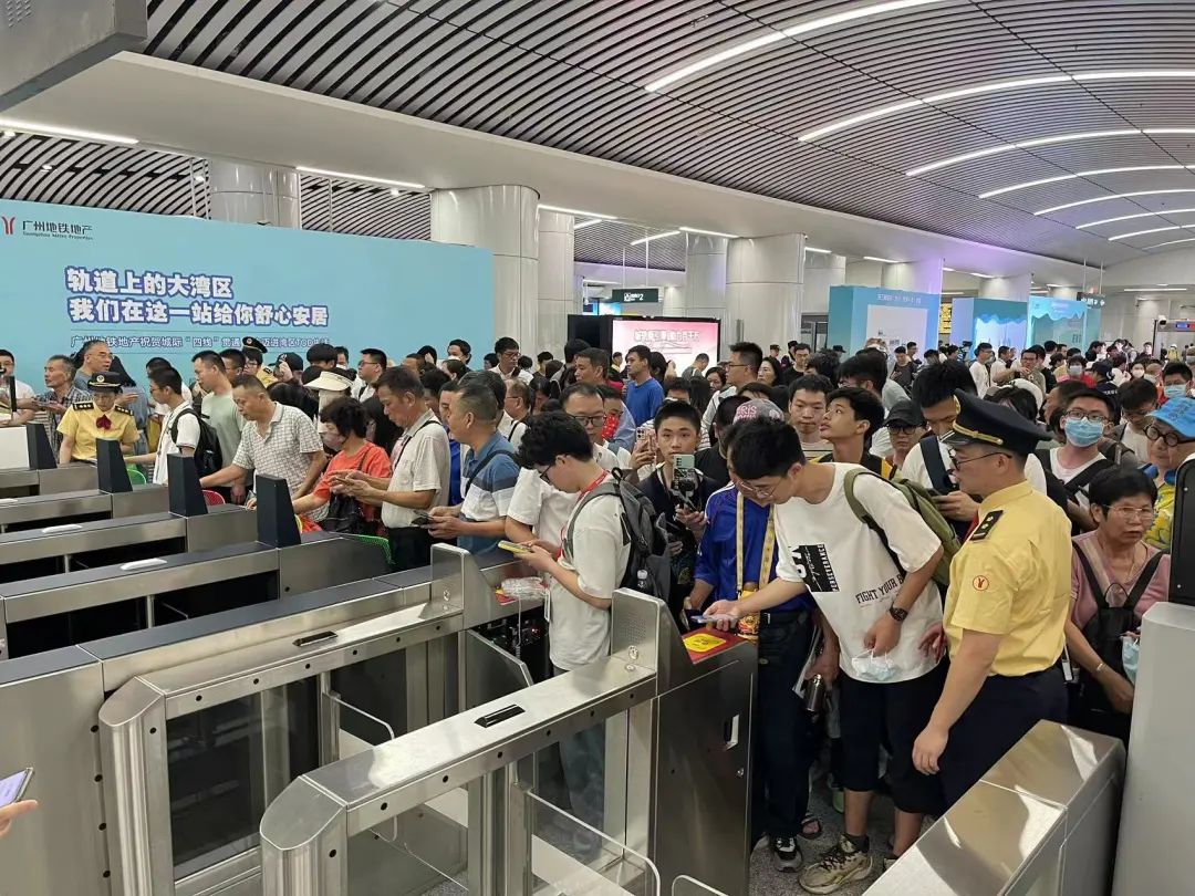 大灣區(qū)大號地鐵通車現(xiàn)場